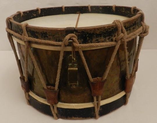 Tambour ancien peau abimée, avec baudrier cuir