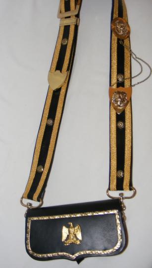 Giberne coffret et banderole noirs, écusson et bords coffret au lion.