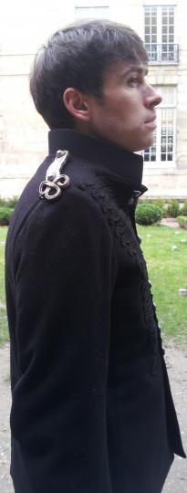 Veste à brandebourgs noirs