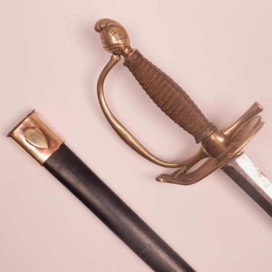Epée uniforme, pommeau au casque