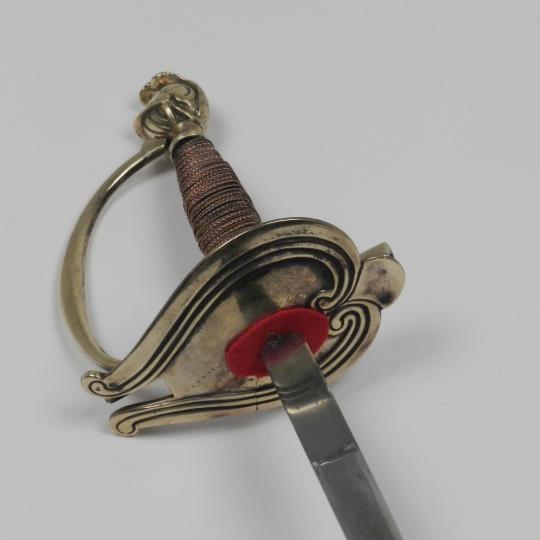 Epée à plateau en lyre asymétrique, vendue