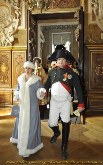 Tenue grise pour femme : robe, coiffe et manteau