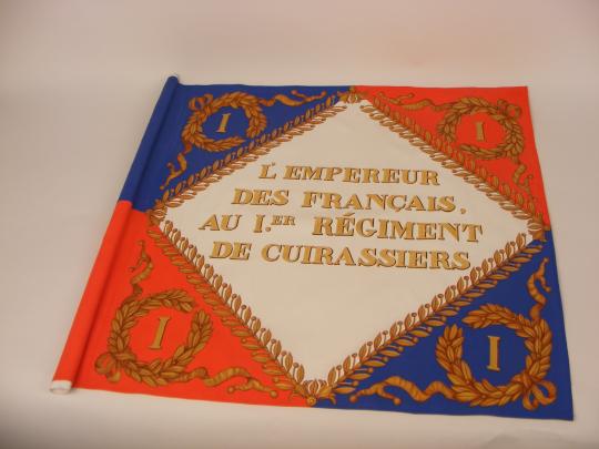 Drapeau du 1er regiment de cuirassier en soie peinte avec hampe démontable, 60 x 60 cm