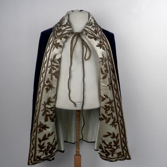 Cape de dignitaire du sacre de l'Empereur Napoléon, qualité théâtre. Col et revers satin blanc