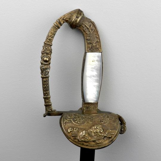 Officier supérieur. 1er Empire, épée à fusée en nacre, clavier au lion couché
