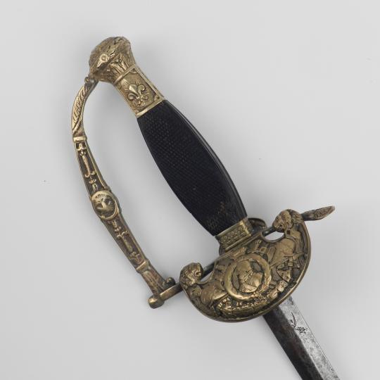 Epée d'officier d'état-major au profil d'Henry IV, pommeau à la fleur de lys.VENDUE EN 2 H