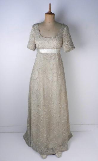 Robe brodée et perlée, avec ses chaussons