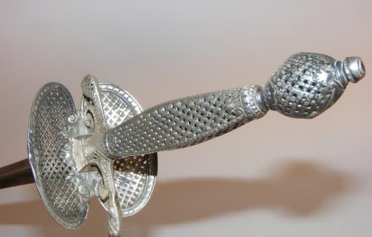 Épée de ville à monture en argent. Époque Louis XVI