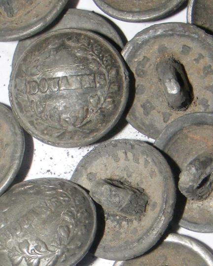 Lot de 31 boutons des douanes