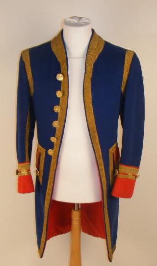 Habit à la française bleu et rouge