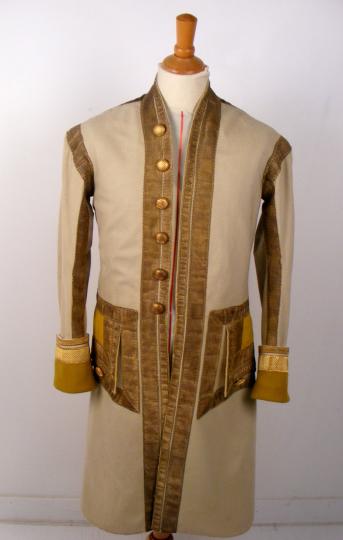 Veste d'occasion grand siècle, blanche et jaune.