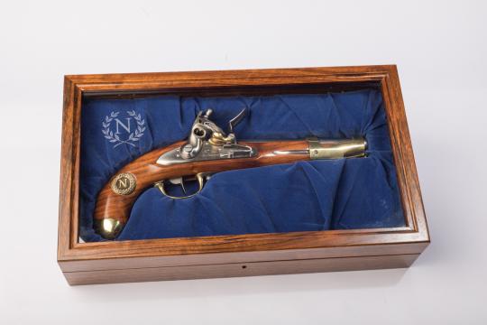 Pistolet an IX de cavalerie sous coffret commémoratif de luxe. Par Pedersoli, série limitée 33/200, pour tir à la poudre noire.
