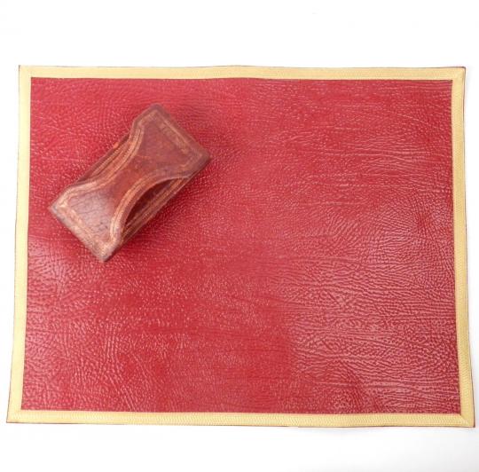 Sous main rouge avec tampon buvard à bascule.