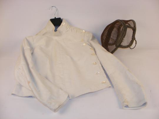 Ensemble veste d'escrime début XX ème et masque XIXème.