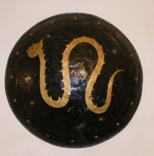 Bouclier de théâtre style grec, noir orné d'un serpent