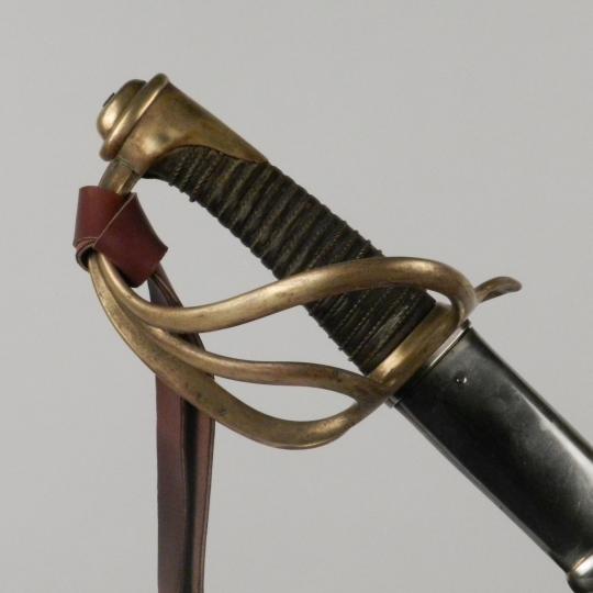 Sabre de dragon modèle 1855, modifié 1882, avec dragonne et fourreau neufs.