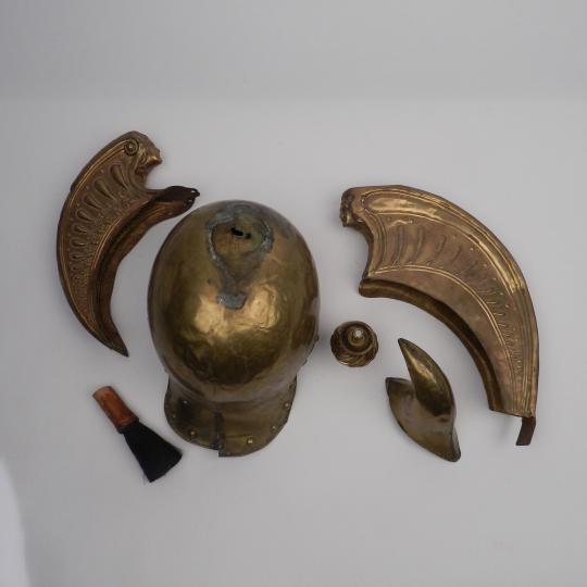 Lot de cuivreries pour casques