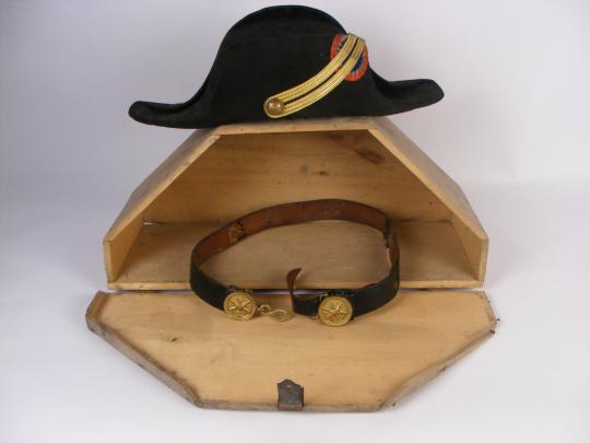 Ensemble polytechnique. Ceinturon + bicorne dans sa boite d'origine, vers 1900