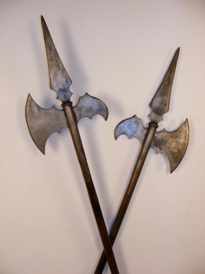 Paire de hallebardes anciennes
