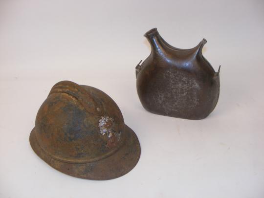 Casque adrian modèle de la 1ère guerre mondiale avec gourde
