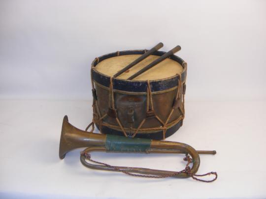 Ensemble tambour avec baguettes et trompette de cavalerie