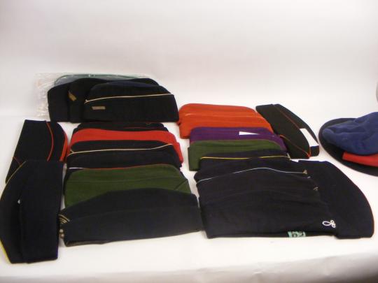 28 coiffes militaires: Lot 4 berets + 22 calots 