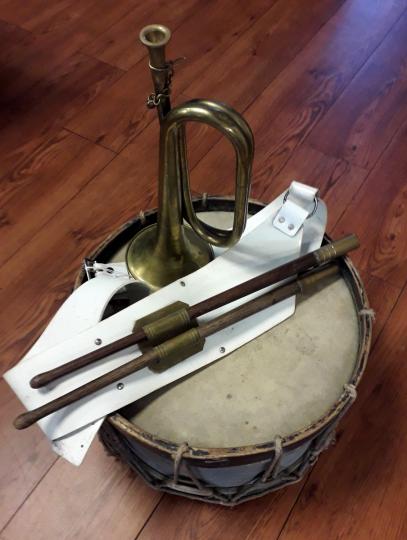 Tambour ancien sans marquage avec ses baguettes et baudrier blanc + trompette