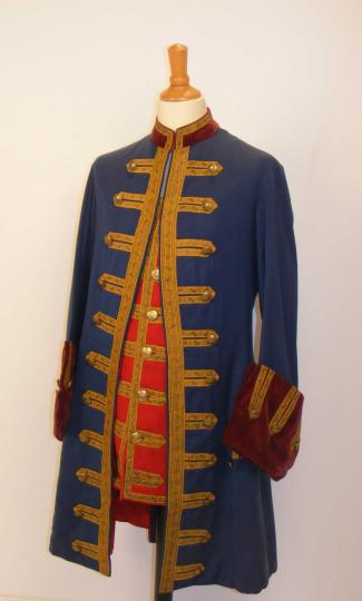Veste grand siècle, bleue roi et rouge, avec gilet et collant écru. Vendue en 6 h!