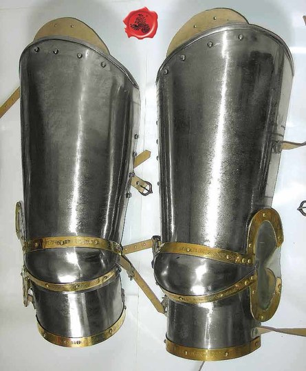Jambières Churburg - XIVe siècle - Renfort en acier et laiton gravé - La paire