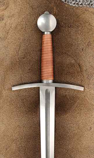 Épée une main -XIIIème, XIVème- Pommeau circulaire légèrement bombé, quillons recourbés à sections carrées