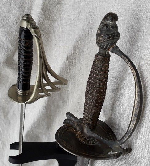 Lot 1800/1900: épée d'officier 1er Empire + sabre d'officier 1ère Guerre mondiale, sans fourreaux, vendu en 1/2 heure