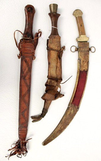 Lot 3 armes blanches courtes: Afrique/ style orient