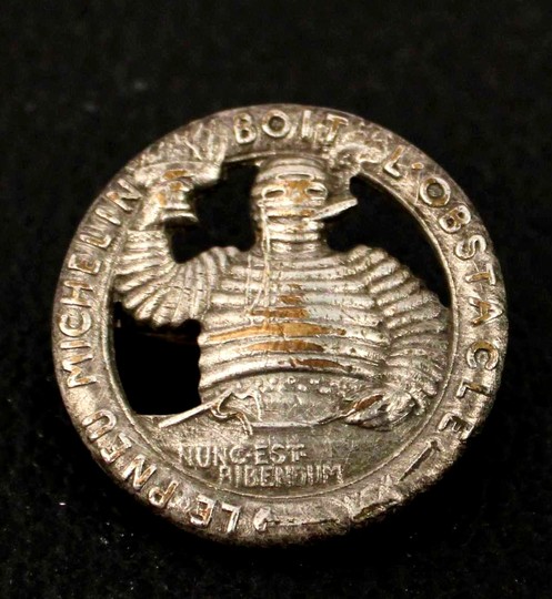 Broche Bibendum Michelin 1903, Le pneu Michelin boit l'obstacle