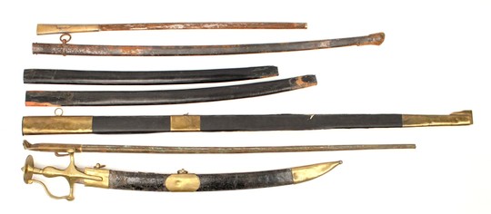 Lot de 6 fourreaux et un sabre court à l'orientale