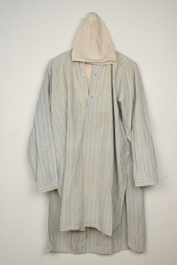 Chemise troupe blanche avec caleçon et bonnet de nuit