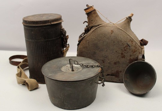 lot 14 -18: bidon, quart, boite masque et gamelle.