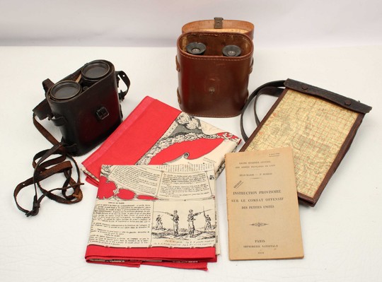 Lot officier: carte dans sa protection, 2 paires jumelles, livret d'instructions et 2 (copies de) mouchoir d'instruction + masque tricolore