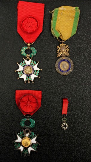 Légion d'Honneur - Chevalier : 3 médailles - 3e et 4e république, avec un diplôme + mérite militaire avec diplôme + un autre diplôme