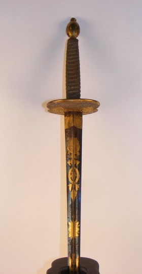 Épée de duel à plateau quadrillé et repercé, exceptionelle lame à la colichemarde bleuie et dorée. 
