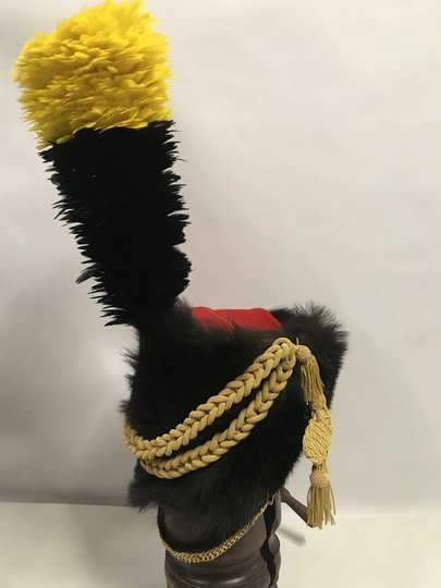 Colback d'officier de cavalerie légère avec cordon raquette, plumet et jugulaires.