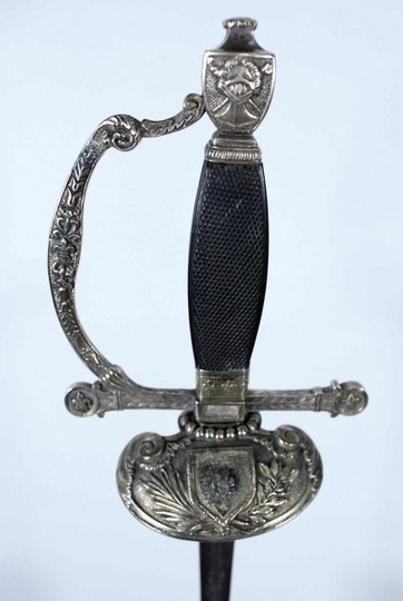 Épée restauration avec multiples fleurs de lys.