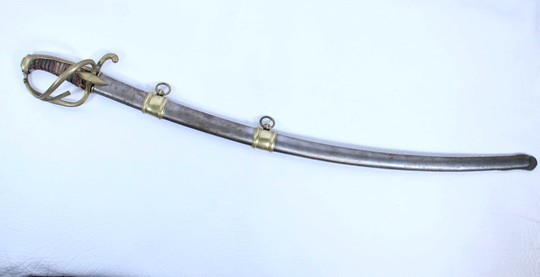 Sabre d'Officier de Cavalerie Légère, Modèle an XI, une branche de garde et cuir de la fusée abimés.