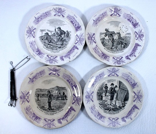 Lot de 4 assiettes en porcelaine de Sarreguemines sur le thème de la guerre des boers