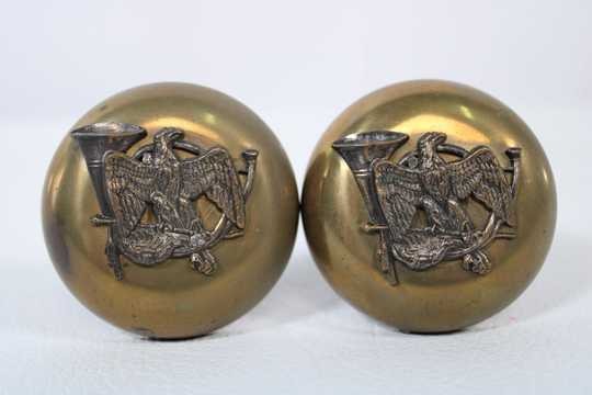 Lot de 2 patères ornées d'insigne de chasseur