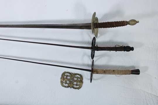 Lot 2 fleurets + épée de duel à plateau quadrillé et repercé, sans la garde de fleuret ouvragée