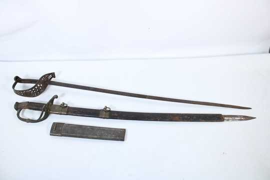 Lot sabre 1845 d'officier d'infanterie FR + Sabre de cavalerie Autrichien + partie fourreau glaive 1833. VENDU EN UNE HEURE