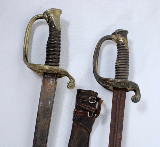 lot: 2 Sabres d'officier d'infanterie type 1845/1855 + housse de camouflage de fourreau Grande Guerre
