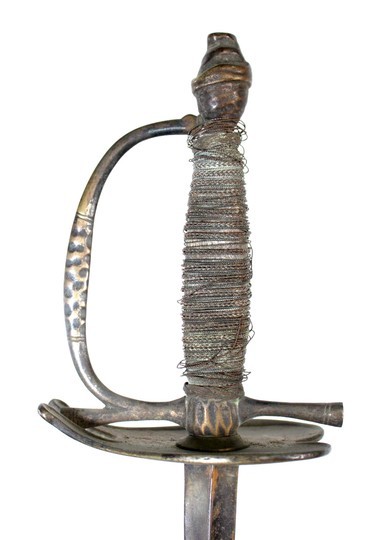 Épée d'officier modèle 1786, pommeau au bonnet phrygien. Filigrane détendu. Garde en bronze ondulée