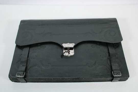 Portefeuille en cuir vert, avec ses accessoires, XIXème siècle