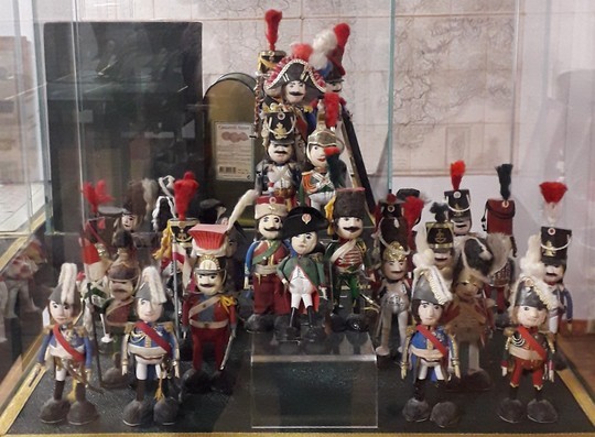 Lot de 31 figurines réalisées avec des noix sur le thème de la Grande Armée. Art populaire